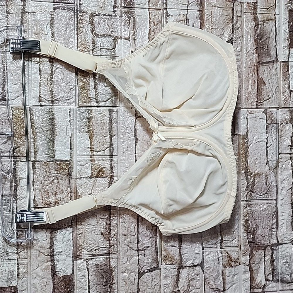 Bali Brand New No Tag Elegant Cream Lace Bra